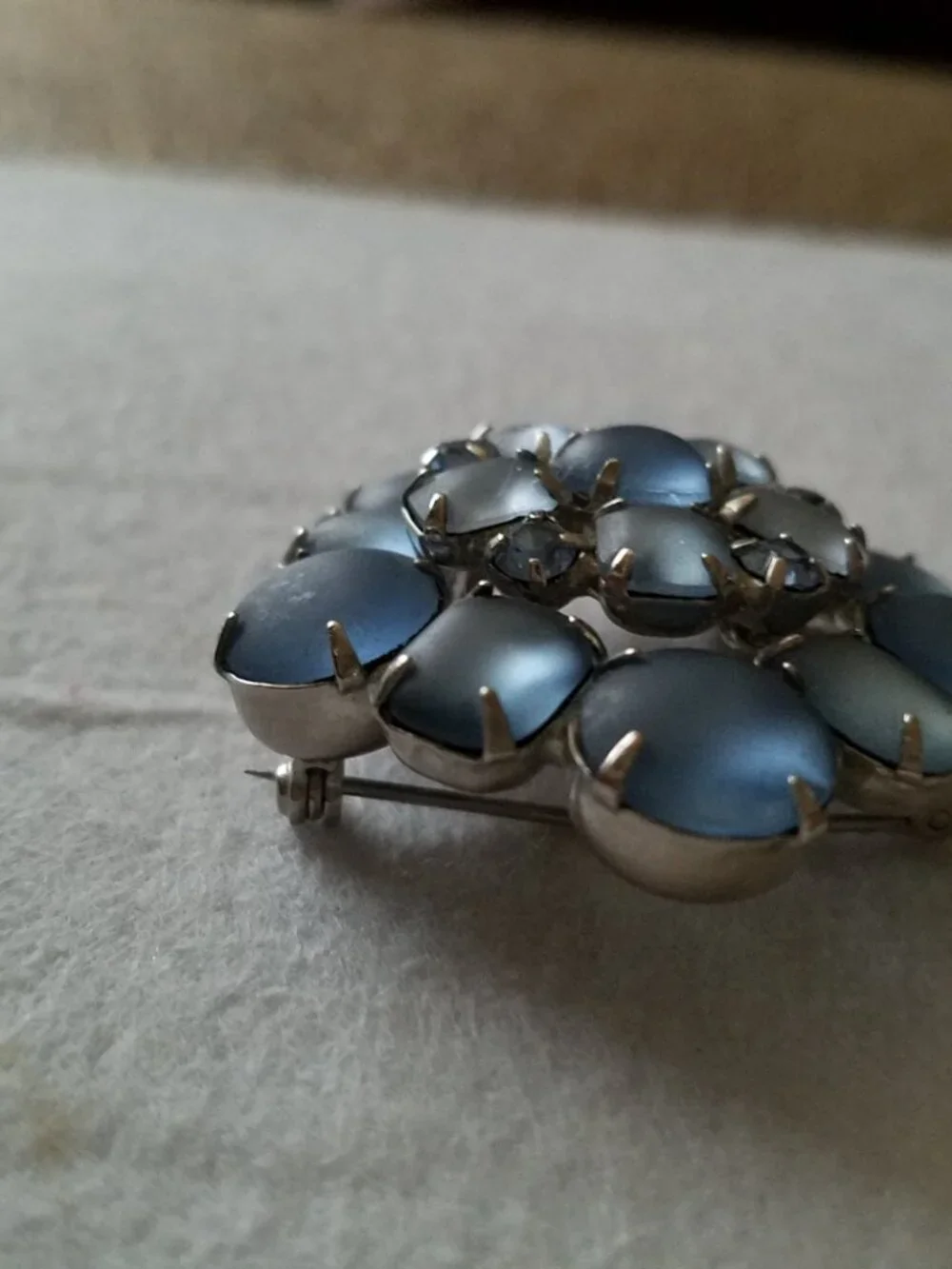 Vintage Weiss Blue Frosted Rhinestone Brooch